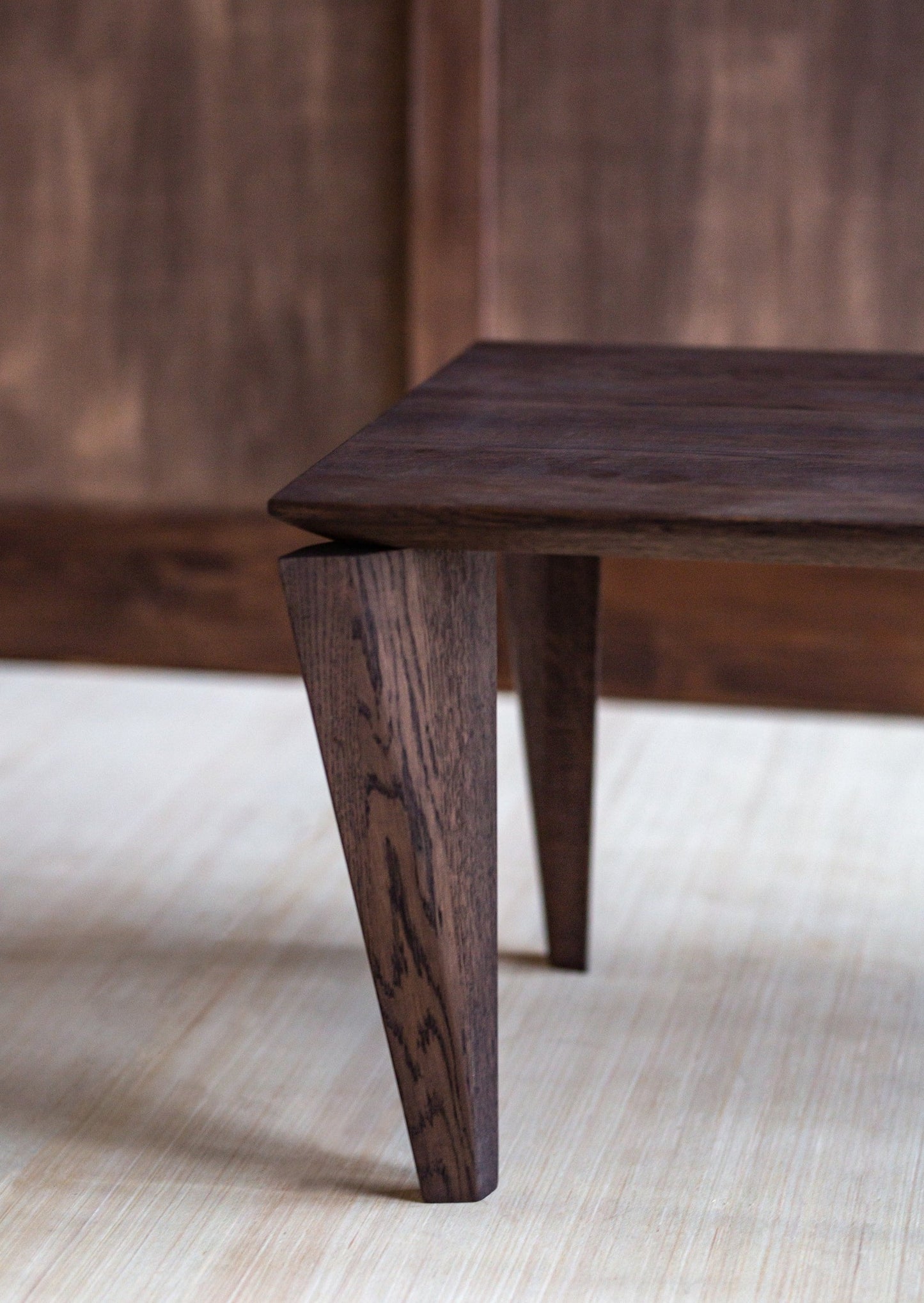 Sofabordet Kasu har et tidløst design. Beina skiller seg ut av sin unike og elegante konstruksjon. Sofabordet vil passe like godt inn i klassiske som i moderne interiør.