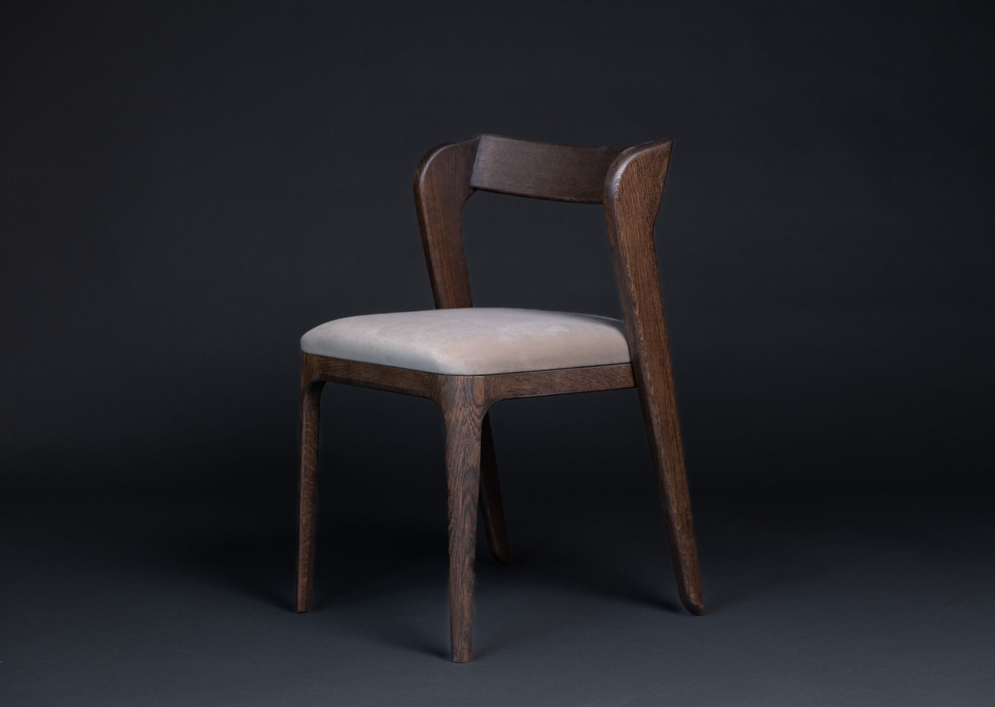 Stolen Vera er håndlaget i heltre eik som har et elegant eikmønster. Sittedelen er laget av tekstil.