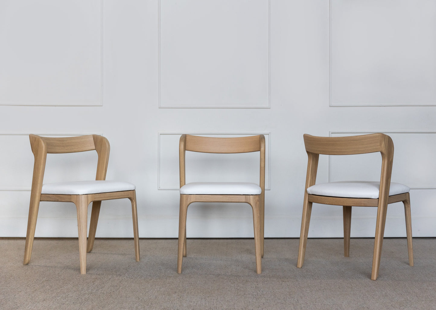 Spisegruppen Lervik består av ett rundt spisebord (Lofoten) og seks stoler (Vera). Bord og stoler er laget i heltre eik. Sitte delen er laget av naturlig skinn.