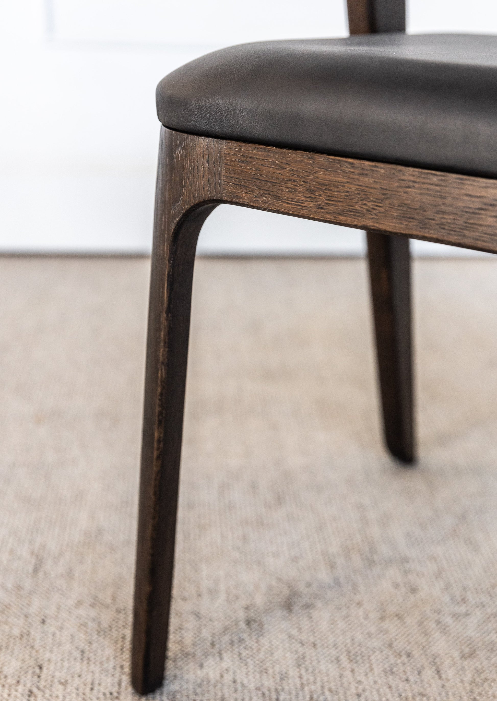 Stolen Vera er håndlaget i heltre eik som har elegant eikmønster. Sittedelen er laget av naturlig skinn. Denne solide stolen vil finne sin plass både i spisestue, kjøkken, arbeidsrom og soverom.