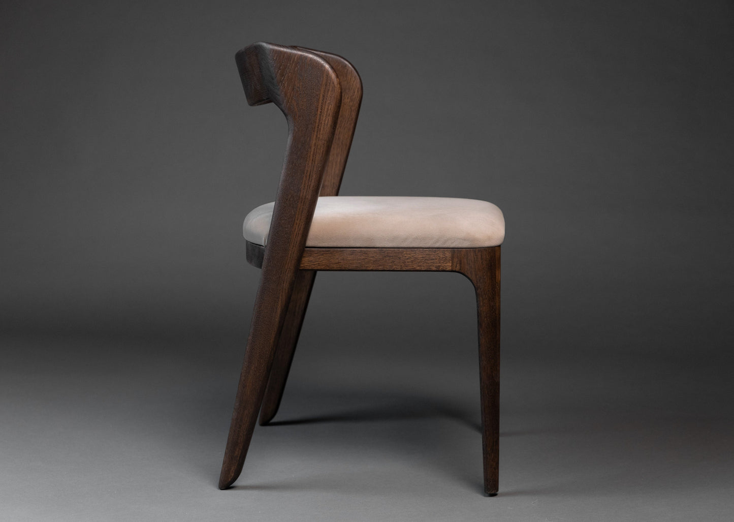 Stolen Vera er håndlaget i heltre eik som har et elegant eikmønster. Sittedelen er laget av tekstil.