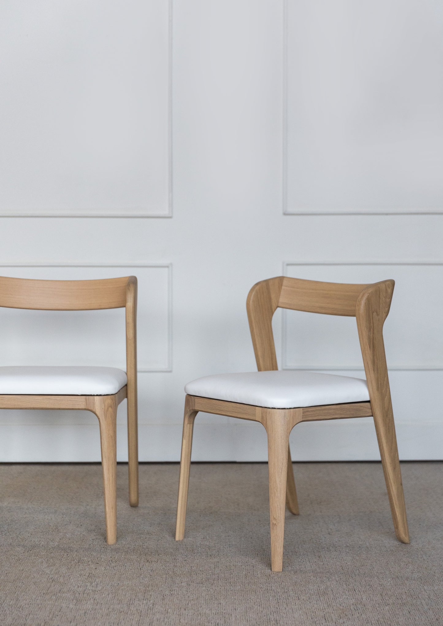Stolen Vera er håndlaget i heltre eik som har elegant eikmønster. Sittedelen er laget av naturlig skinn. Denne solide stolen vil finne sin plass både i spisestue, kjøkken, arbeidsrom og soverom.