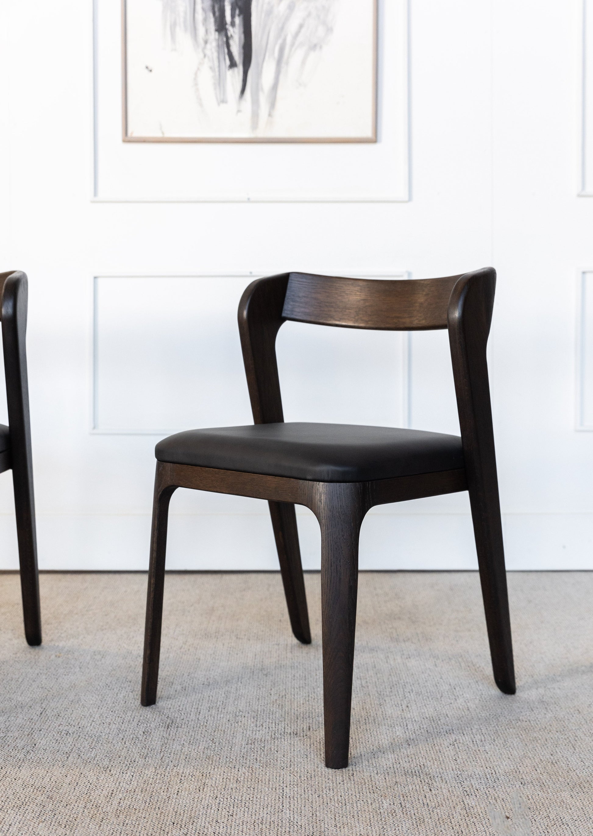 Stolen Vera er håndlaget i heltre eik som har elegant eikmønster. Sittedelen er laget av naturlig skinn. Leter du etter en eksklusiv og solid stol som ikke mange andre har, er stolen Vera et perfekt valg!